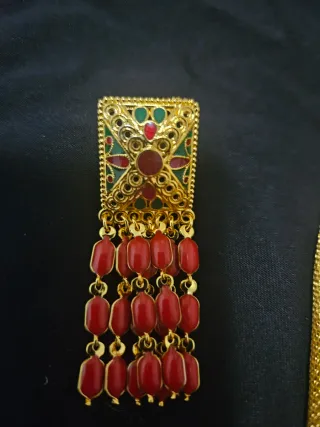 Conjunto de collar, pendientes y anillo chapado en