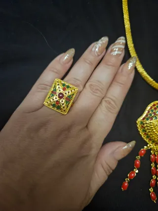 Conjunto de collar, pendientes y anillo chapado en