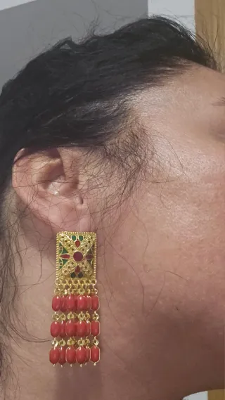 Conjunto de collar, pendientes y anillo chapado en