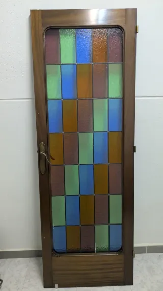 Puerta antigua emplomada con vidrieras de colores