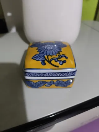 Joyero de cerámica azul y amarillo