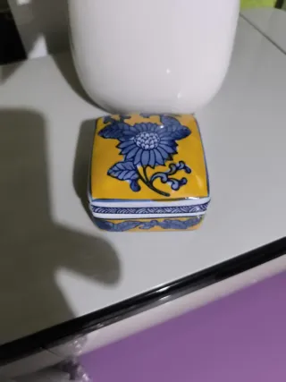 Joyero de cerámica azul y amarillo