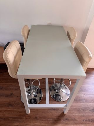 Mesa alta cristal y 4 taburetes polipiel