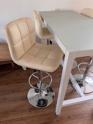 Mesa alta cristal y 4 taburetes polipiel