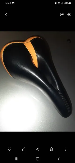 Sillín de bicicleta negro y naranja