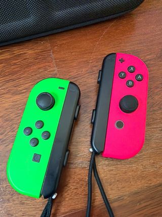 Nintendo Switch con estuche y 4 joystick + 2 juego