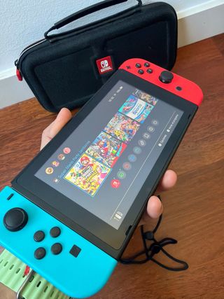 Nintendo Switch con estuche y 4 joystick + 2 juego