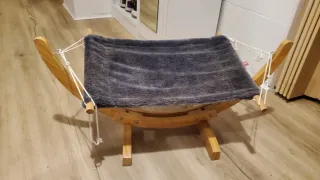 Hamaca para gatos de madera y tela gris