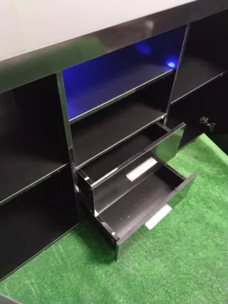 Mueble de salón negro con luces LED