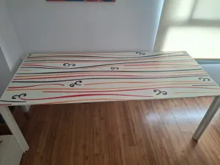 Mesa de comedor blanca con diseño de rayas