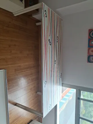 Mesa de comedor blanca con diseño de rayas