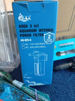 Acquario piccolo con filtro, sabbia e riscaldatore