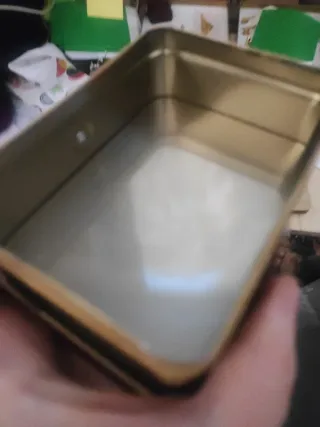 Costurero metálico con diseño de animales