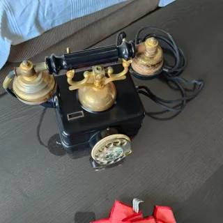 Teléfono antiguo negro y dorado