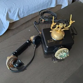 Teléfono antiguo negro y dorado