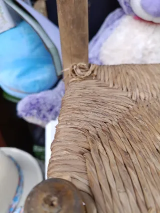 Sillita pequeña de madera y mimbre.
