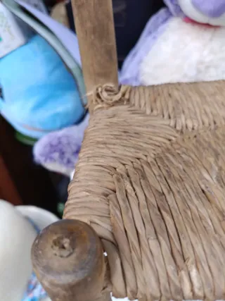 Sillita pequeña de madera y mimbre.