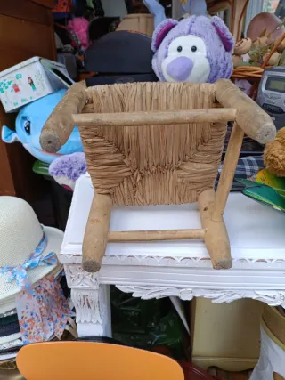 Sillita pequeña de madera y mimbre.