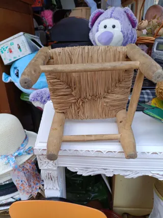Sillita pequeña de madera y mimbre.