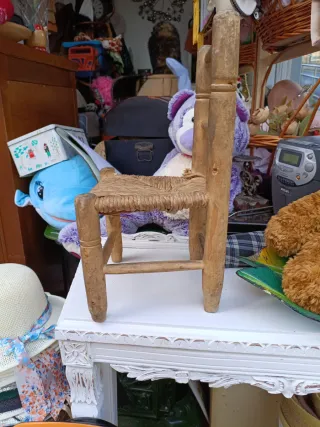 Sillita pequeña de madera y mimbre.