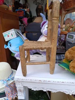 Sillita pequeña de madera y mimbre.