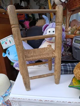 Sillita pequeña de madera y mimbre.