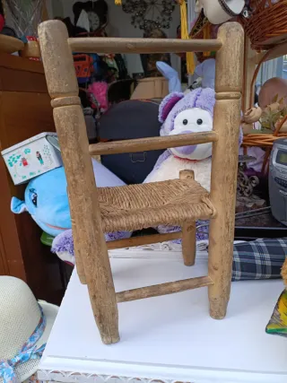 Sillita pequeña de madera y mimbre.