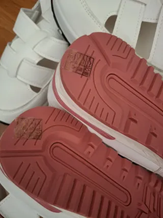 Sandalias blancas y multicolor