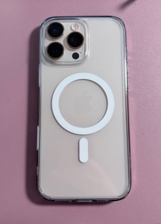 iPhone 16 Pro Max 512GB Desierto con funda Spigen.