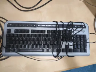 Lote de 4 monitores y dos teclados