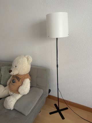 Lampada da terra moderna in bianco e nero