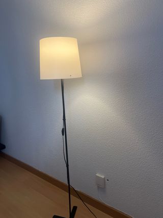 Lampada da terra moderna in bianco e nero