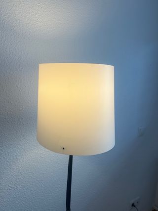 Lampada da terra moderna in bianco e nero