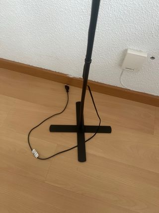 Lampada da terra moderna in bianco e nero