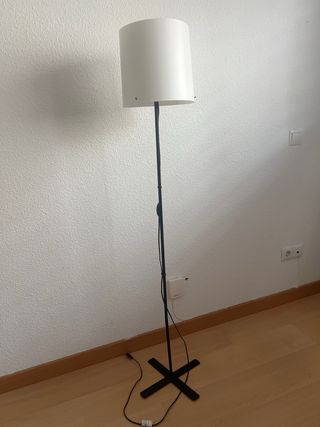 Lampada da terra moderna in bianco e nero