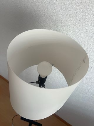 Lampada da terra moderna in bianco e nero