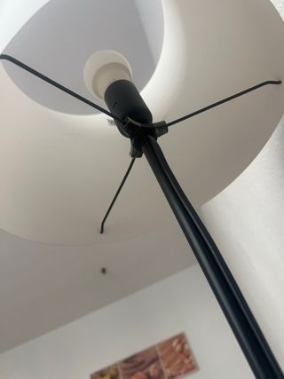 Lampada da terra moderna in bianco e nero