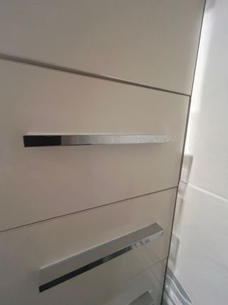 Mueble de baño alto con 4 cajones.