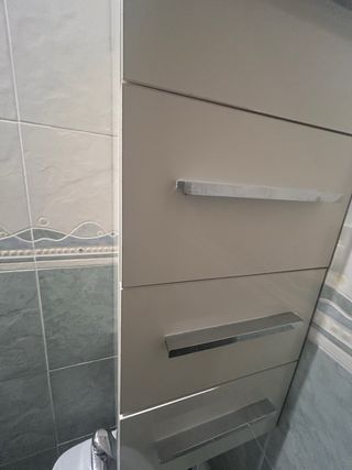 Mueble de baño alto con 4 cajones.