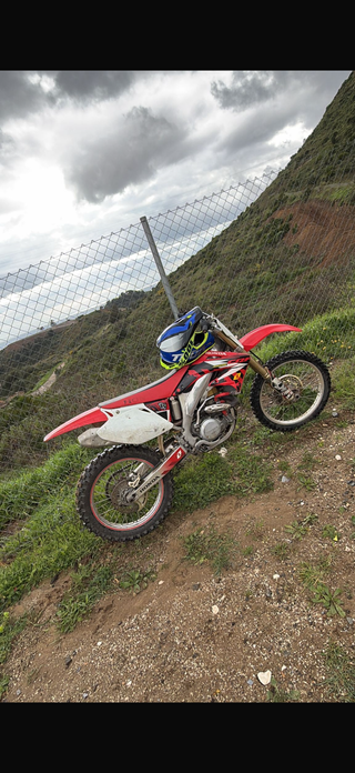 Honda CRF 450R Motocross Roja y Blanca