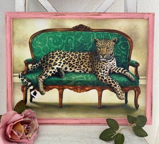 Quadro rosa invecchiato con leopardo su divano vintage