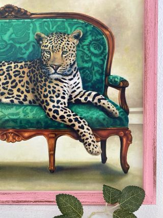 Quadro rosa invecchiato con leopardo su divano vintage