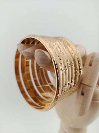 Brazaletes dorados con diseño floral