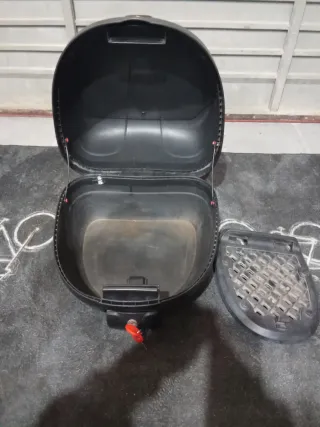 Baúl trasero moto con parrilla 28 L.