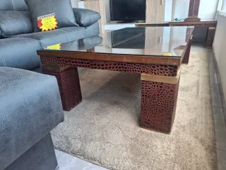 Mesa de centro con diseño de cocodrilo