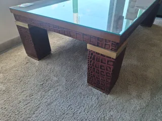 Mesa de centro con diseño de cocodrilo