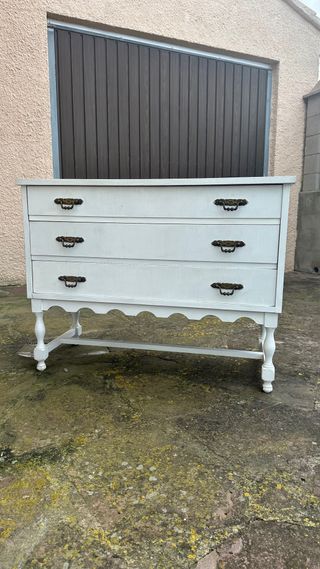 Cómoda de madera blanca