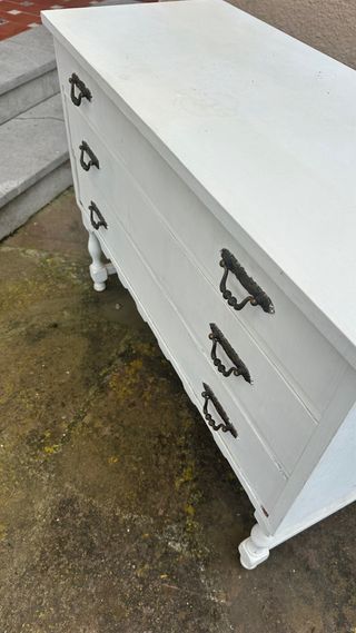 Cómoda de madera blanca