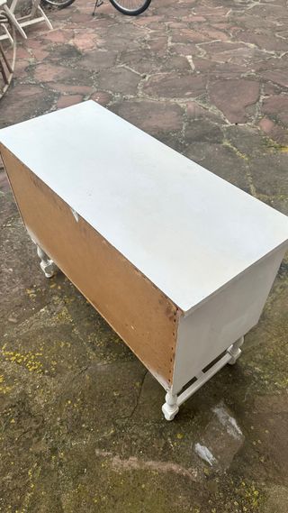 Cómoda de madera blanca