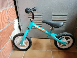 Bicicleta de equilibrio azul